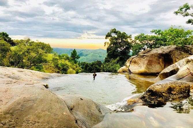 Upper Diyaluma Waterfall: The Cliffside Pools